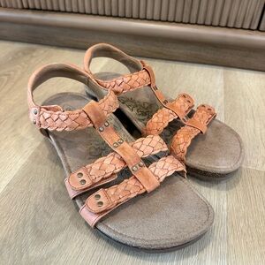 Aetrex Braided Leather Sandals in Peach size 8